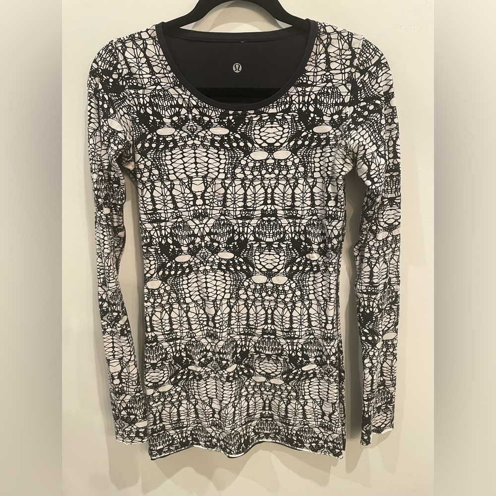 Lululemon long sleeve top reversible to black